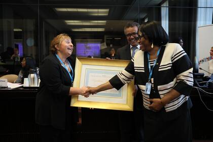 Miriam Burgos, subsecretaria de Prevención y Control de Enfermedades Comunicables e Inmunoprevenibles de la Secretaría de Salud de la Nación, recibió el certificado durante la 72a Asamblea Mundial de la Salud en el Palacio de las Naciones de Ginebra