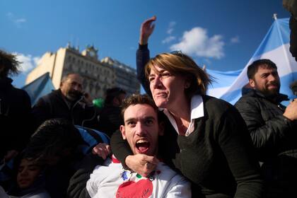 Miriam Espinosa celebra con su hijo Matías Ramón, después de que los senadores rechazaran el veto del presidente Javier Milei