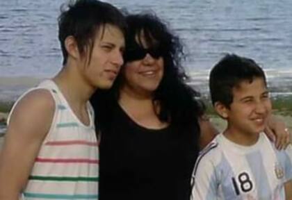 Miriam junto a sus dos hijos: Matías y Fabián.
