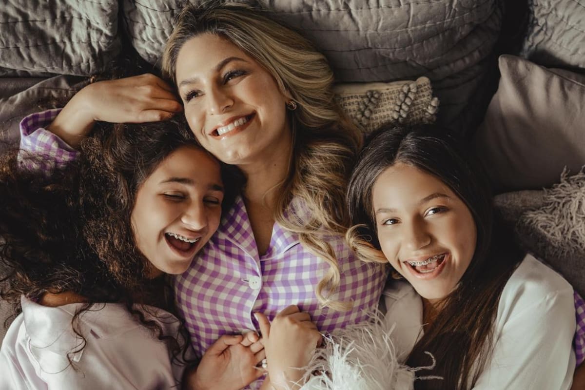 Miriam, junto a sus hijas mellizas.