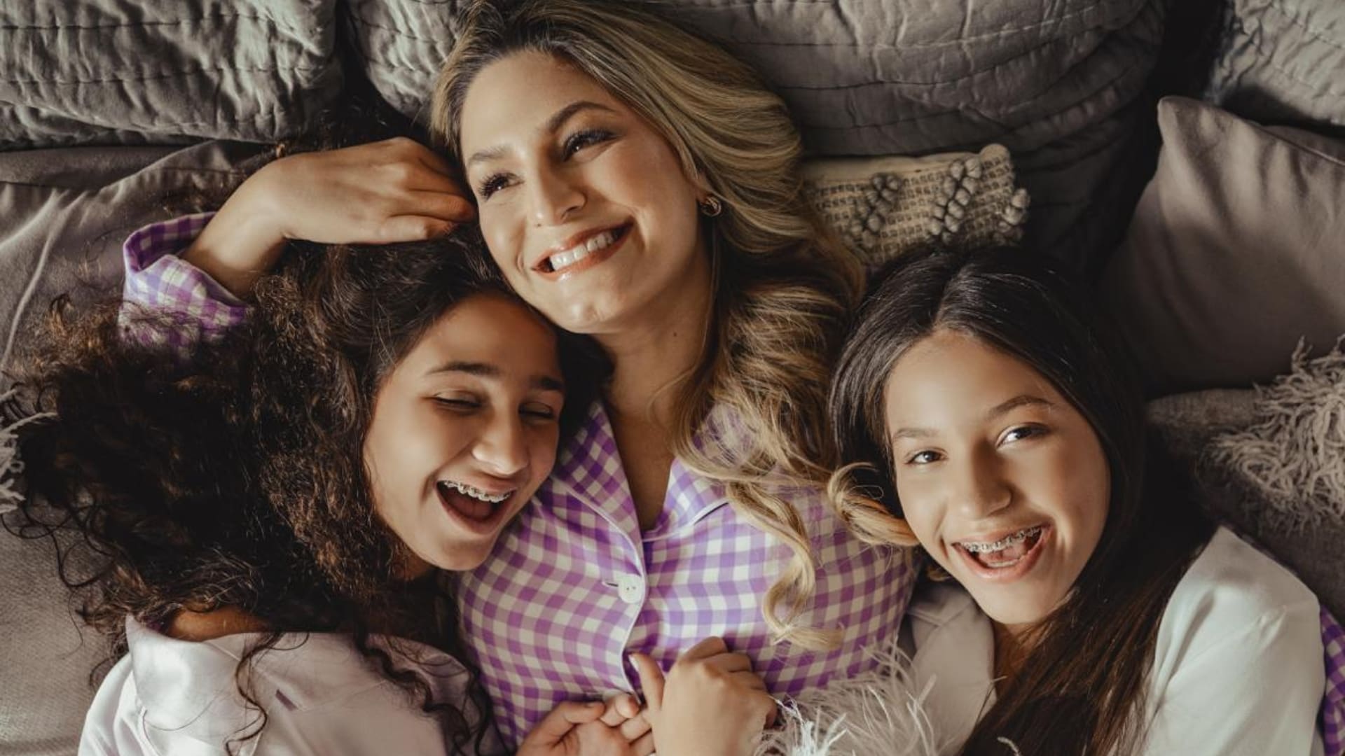 Miriam, junto a sus hijas mellizas.