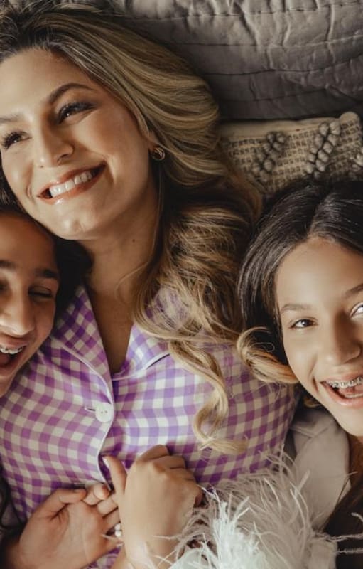 Miriam, junto a sus hijas mellizas.