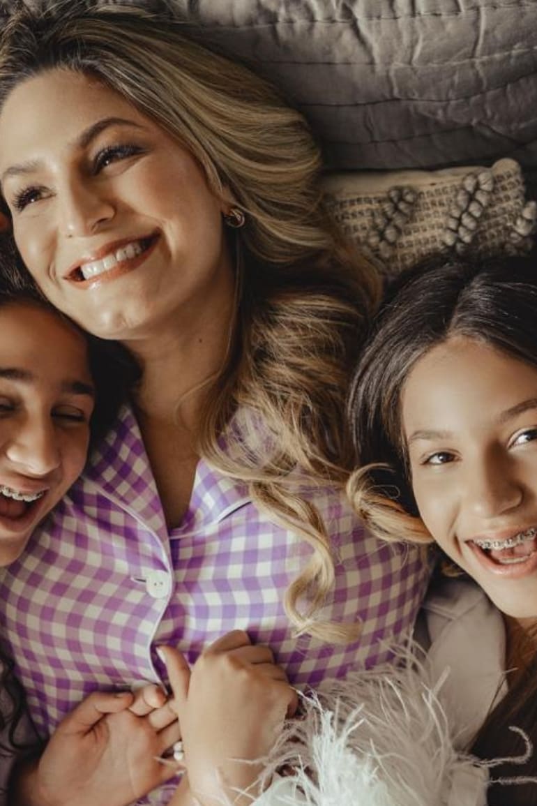 Miriam, junto a sus hijas mellizas.