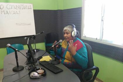 Miriam Lera da clases en la escuela primaria intercultural bilingüe N°10 Claudia Vélez de Cano, en Amaicha del Valle, una comunidad diaguita-calchaquí de Tucumán. En la radio encontró una herramienta para llegar a todos sus estudiantes