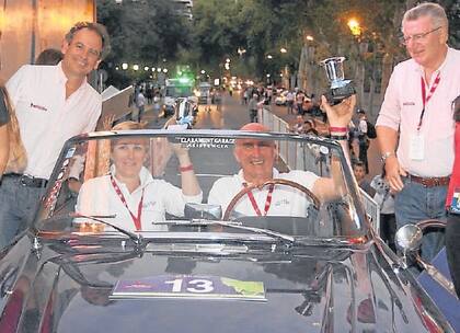 Miriam Losio y Maurizio Colpani reciben su trofeo