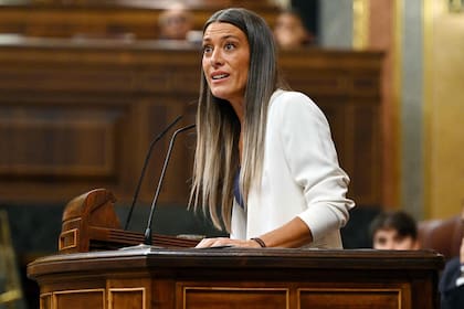 Miriam Nogueras, portavoz del partido independentista catalán Junts per Catalunya, durante su discurso