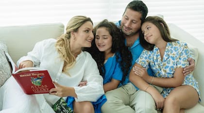 Miriam, su esposo y sus hijas en una distendida producción de fotos.