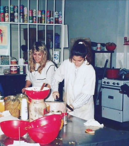 Miriam y su amiga que la ayudaba en la producción, en sus inicios