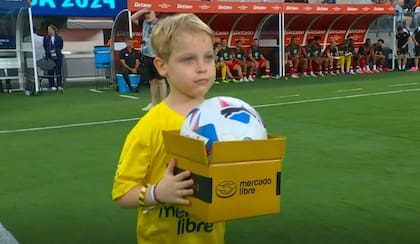 Mirko, el hijo de Marley, entregó la pelota para el partido y fue furor en las redes