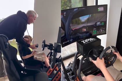 Mirko estrenó su nuevo simulador de carreras de autos (Foto: Captura de video)