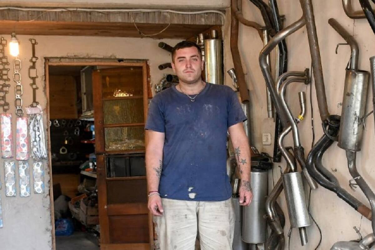Mirko Galarza en el taller donde trabaja y vive para cumplir con el arresto domiciliario