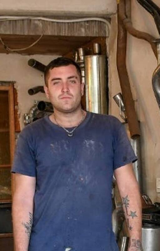Mirko Galarza en el taller donde trabaja y vive para cumplir con el arresto domiciliario