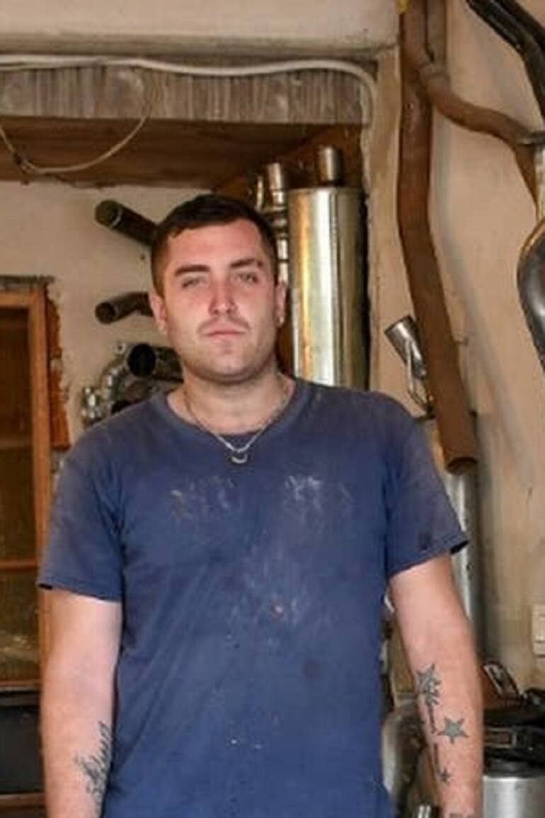 Mirko Galarza en el taller donde trabaja y vive para cumplir con el arresto domiciliario