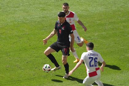 Mirlind Daku de Albania controla el balón frente a Martin Baturina de Croacia en el encuentro del Grupo B de la Eurocopa el miércoles 19 de junio del 2024. (AP Foto/Sunday Alamba)