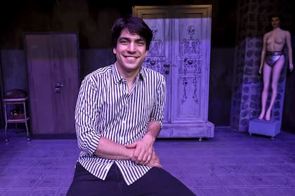 "Miro muchas películas, me gusta juntarme con mis amigos, soy re tranqui", asegura Agustín Sullivan, desde el escenario del Teatro Multitabarís, donde protagoniza Escape Room
