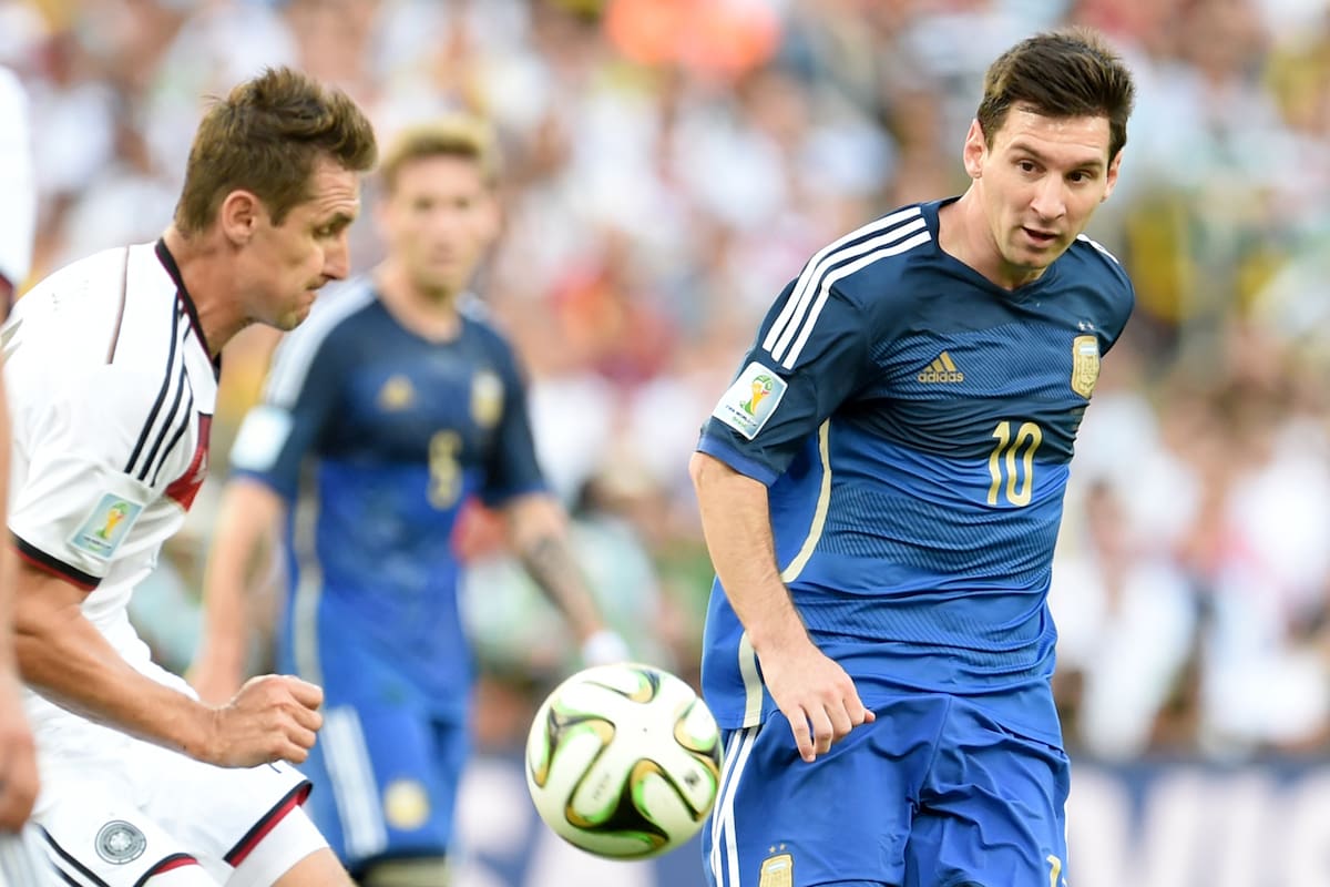Miroslav Klose y Lionel Messi en la final del Mundial 2014, en el Maracaná