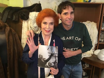 Mirta Busnelli, junto al director del proyecto, Sebastián Naón, en la interpretación que la actriz hace de una trabajadora de la Fundación Eva Perón