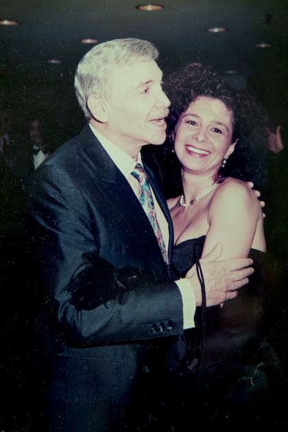 Mirta, con el inconfundible Alejandro Romay, su padre.