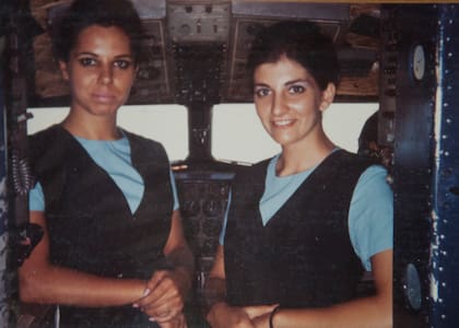 Mirta en la cabina del avión de Aerolíneas, en sus tiempos de azafata.