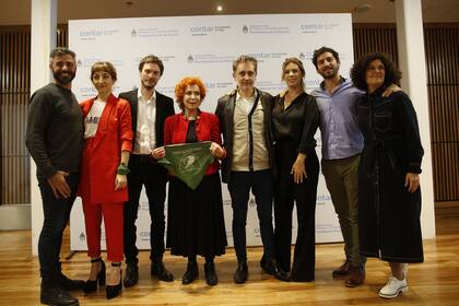 Mirta junto con el creador de la serie, Levatti, productores y parte de sus compañeros de elenco