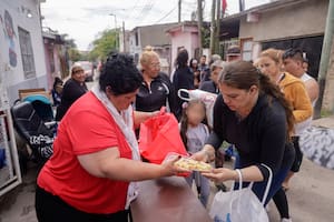 Mirta Ortega en plena tarea de repartir el almuerzo