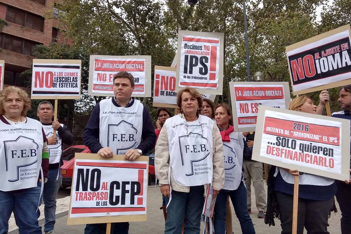 Mirta Petrocini llegando a Gobernacion para entregar petitorio a Vidal