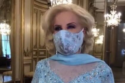 Mirtha Legrand llevó un vestido celeste y lo acompañó con un barbijo que combinaba