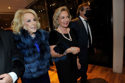 Mirtha, del brazo de Miriam Bagó, presidenta de la Fundación del Hospital Fernández
