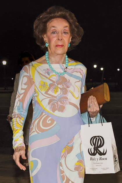 "Mirtha es una excelente amiga, muy sensible”, la definió alguna vez la inolvidable socialité, que murió en noviembre del año pasado a los 99 años, dejando atrás cinco décadas de entrañable amistad con la diva. En otra oportunidad, Susy, como la llamaban cariñosamente sus íntimos, compartió una intimidad de la Chiqui: “Mientras construían Casa Blanca, en José Ignacio, se quedaba en mi casa. Lo curioso es que dormía toda la noche con la radio encendida. Siempre está informada; escucha AM permanentemente”