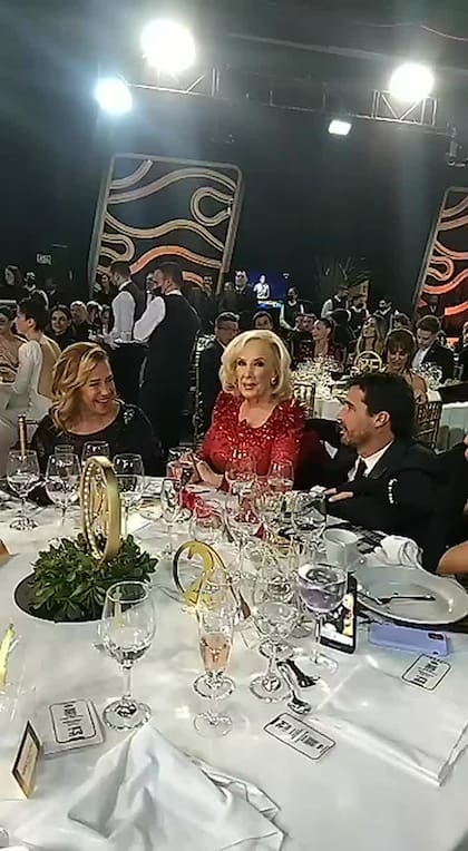 Mirtha Legrand, acompañada por su hija Marcela Tinayre, y su nieto Nacho Viale