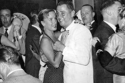 Mirtha Legrand bailando con Daniel Tinayre