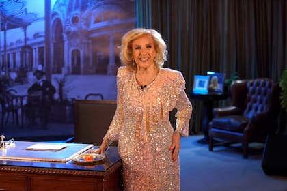 Mirtha Legrand, en el backstage de uno de sus almuerzos en Mar del Plata este verano