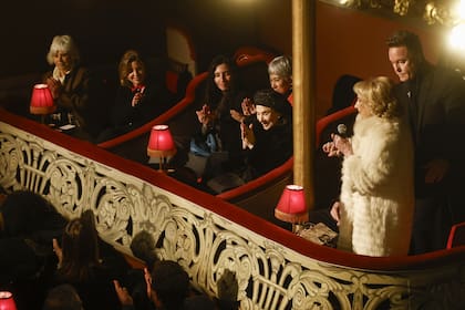 Mirtha Legrand, en el palco del teatro Liceo; a su lado, Graciela Borges