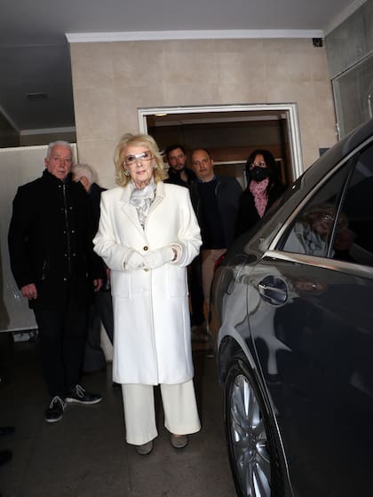 Mirtha Legrand en el velatorio de su amiga y eterna locutora, Nelly Trenti