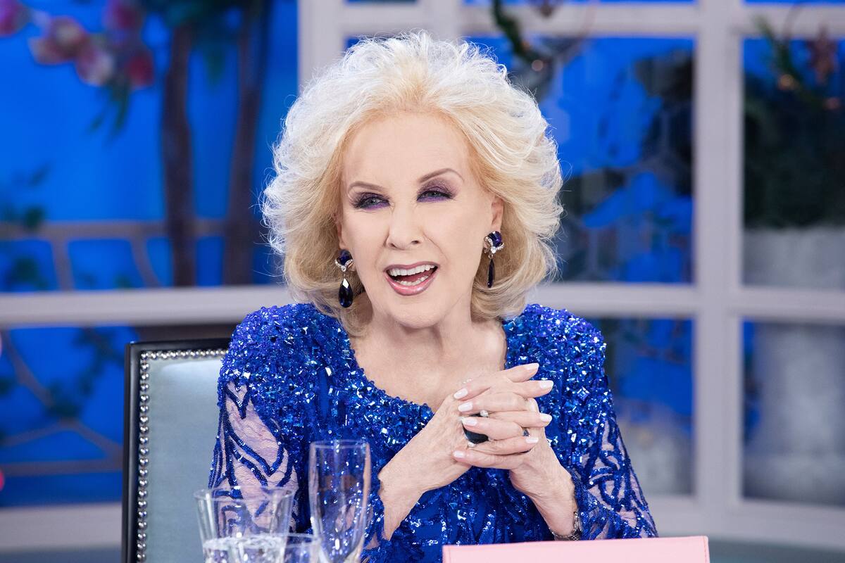 Mirtha Legrand en su clásico programa "Almorzando con Mirtha Legrand"
