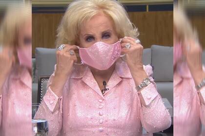 Mirtha Legrand exhibió el look completo de diseñado para la ocasión, que incluía un barbijo haciendo juego