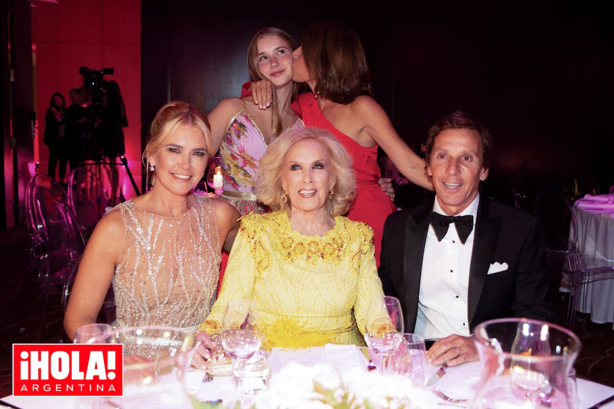 Mirtha Legrand fue la gran protagonista de la gala. Acá, en la mesa principal, acompañada por los anfitriones, Valeria Mazza y Alejandro Gravier. Detrás, Taína Gravier y Lulu Cahen d’ Anvers (es madrina de bautismo de Taína), quien estuvo a cargo de la conducción del evento.