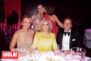 Mirtha Legrand fue la gran protagonista de la gala. Acá, en la mesa principal, acompañada por los anfitriones, Valeria Mazza y Alejandro Gravier. Detrás, Taína Gravier y Lulu Cahen d’ Anvers (es madrina de bautismo de Taína), quien estuvo a cargo de la conducción del evento.