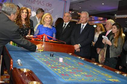 Mirtha Legrand, junto a la entonces gobernadora Claudia Ledesma, esposa del actual gobernador, Gerardo Zamora, abriendo la temporada en Termas de Rio Hondo