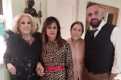 Mirtha Legrand junto a la maquilladora Gladys Andrade, su mano derecha Elvira y el peluquero Leo Cosenza, el staff íntimo que asiste a la diva