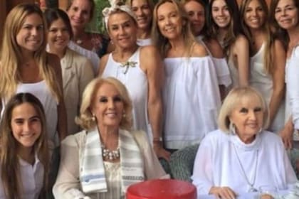 Mirtha Legrand junto a su hermana Goldie, su hija Marcela Tinayre y su bisnieta Ámbar
