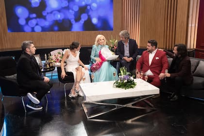 Mirtha Legrand junto a sus invitados en el cierre
