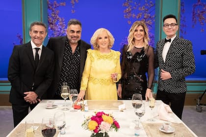 Mirtha Legrand junto a sus invitados: Marcelo Polino, Roberto Moldavsky, Débora Plager y Luis Majul (Foto: Instagram/@lamesazarg)