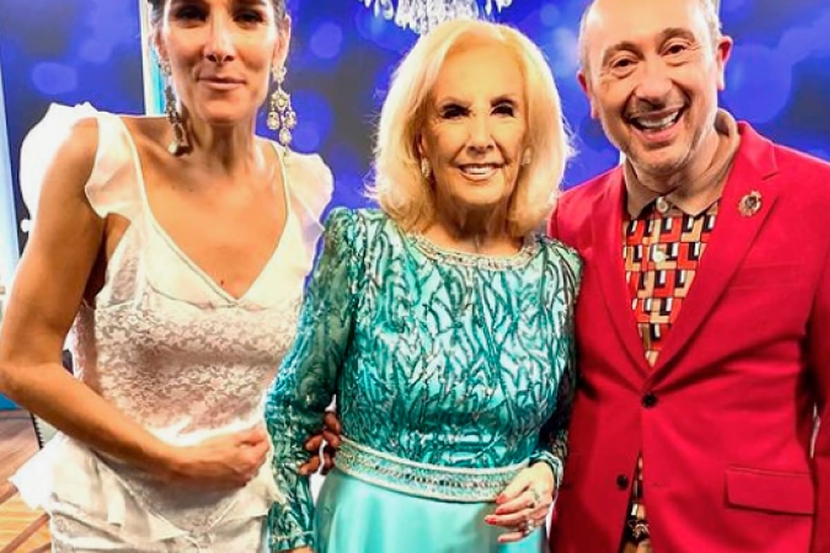 Mirtha Legrand junto al diseñador Cosano y su niete Juana Viale.