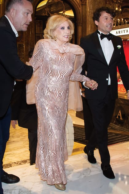 Mirtha Legrand llegó minutos antes de las 21 e impactó con un traje de alta costura de Iara que eligió con su asesor de imagen de toda la vida, Héctor Vidal Rivas.