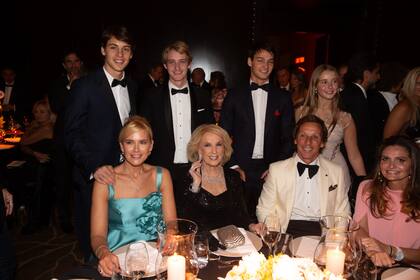 Mirtha Legrand ocupó la mesa principal y posó con los anfitriones, sus hijos, y la empresaria española Sandra García-Sanjuan.