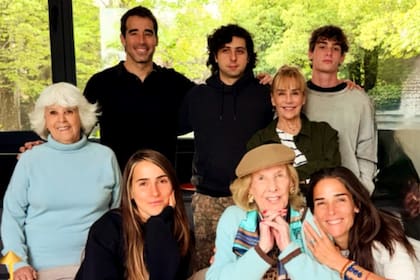 “Feliz día de la madre! Muy feliz con mi familia!”, escribió la conductora de 99 años en una publicación de Instagram