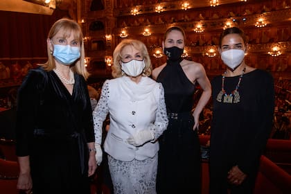 Mirtha Legrand regresó al Teatro Colón junto a Juana Viale para presenciar la vuelta del Ballet Estable del Teatro Colón