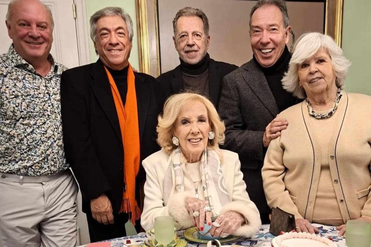 Mirtha Legrand retomó sus clásicos té de los domingos. Estuvo acompañada por Martín Cabrales, Dany Mañas, Héctor Vidal Rivas, Alejandro Veroutis y Amalia Idoyaga Molina