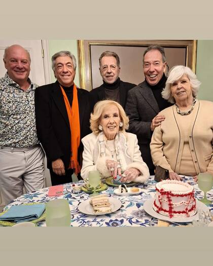 Mirtha Legrand retomó sus clásicos té de los domingos. Estuvo acompañada por Martín Cabrales, Dany Mañas, Héctor Vidal Rivas, Alejandro Veroutis y Amalia Idoyaga Molina